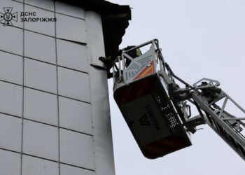 У Запоріжжі 4 лютого вітер пошкодив фасад лікарні – рятувальники закріпили небезпечну конструкцію | Новости Запорожья