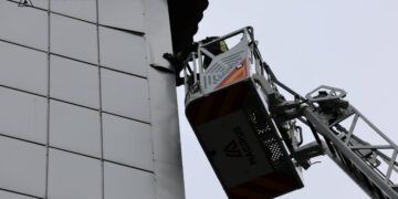 У Запоріжжі 4 лютого вітер пошкодив фасад лікарні – рятувальники закріпили небезпечну конструкцію | Новости Запорожья