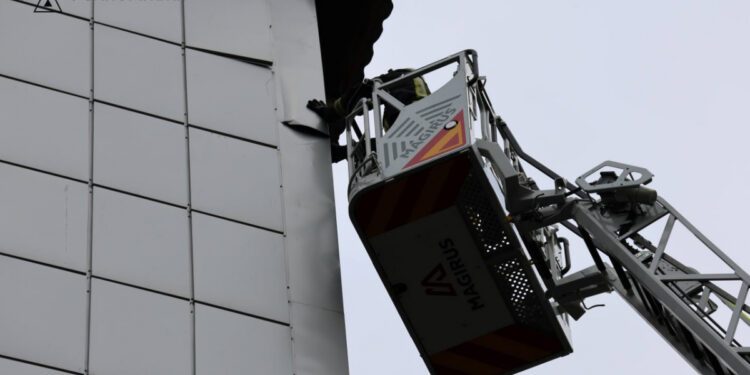 У Запоріжжі 4 лютого вітер пошкодив фасад лікарні – рятувальники закріпили небезпечну конструкцію | Новости Запорожья