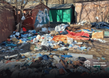У Запоріжжі прибрали стихійне звалище біля басейну “Байкал” у Комунарському районі – звідси регулярно вивозять від 20 до 45 тонн сміття | Новости Запорожья