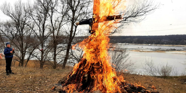 У Запоріжжі в урочищі Сагайдачного відсвяткували Масницю, фото – тут спалили опудало путіна | Новости Запорожья
