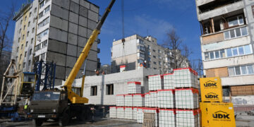 У Запоріжжі відновлюють багатоповерхівку на вулиці Запорізькій 2-А, в яку влучила російська ракета у березні 2023 року | Новости Запорожья