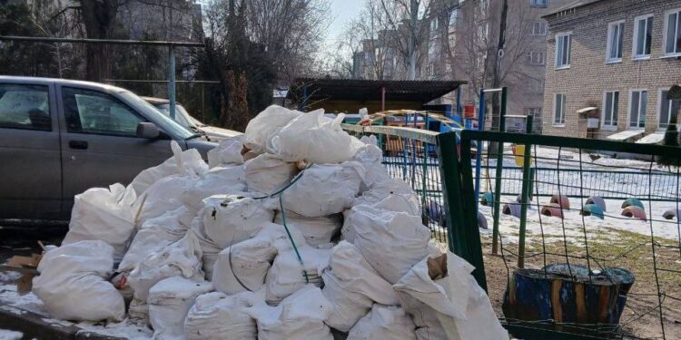 В олександрівському районі Запоріжжя накидали гору сміття – власника змусили її прибрати | Новости Запорожья