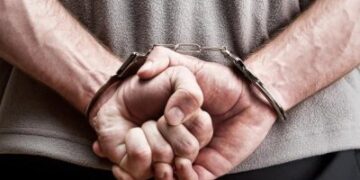 Викрав мобільний телефон із припаркованого авто – у Миколаєві поліцейські оперативно затримали раніше судимого чоловіка за підозрою у крадіжці » Миколаївський Оглядач