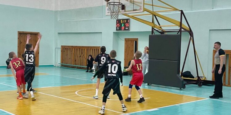 ВЮБЛ серед юнаків 2013 року: команди Ужгорода і Рівного виграли по два матчі третього етапу – Федерація баскетболу України