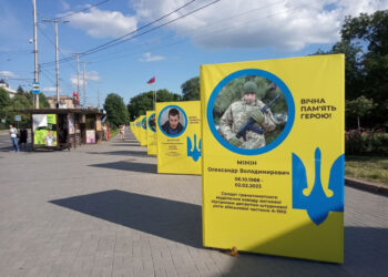 Запоріжці поскаржились на власника кавового кіоска – встановив століки між призмами на Алеї Героїв | Новости Запорожья