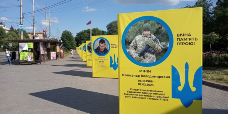 Запоріжці поскаржились на власника кавового кіоска – встановив століки між призмами на Алеї Героїв | Новости Запорожья