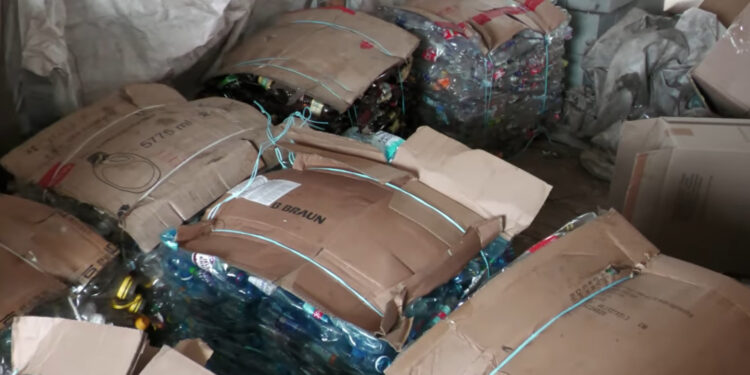 Заробляють на смітті та донатять на ЗСУ: як громада на Житомирщині допомагає війську, сортуючи вторсировину | Журнал Житомира