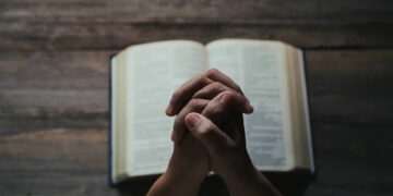 Заспокоює та дозволяє забути про повсякденні турботи: мешканці західних регіонів розповіли про мотивацію відвідування Церкви