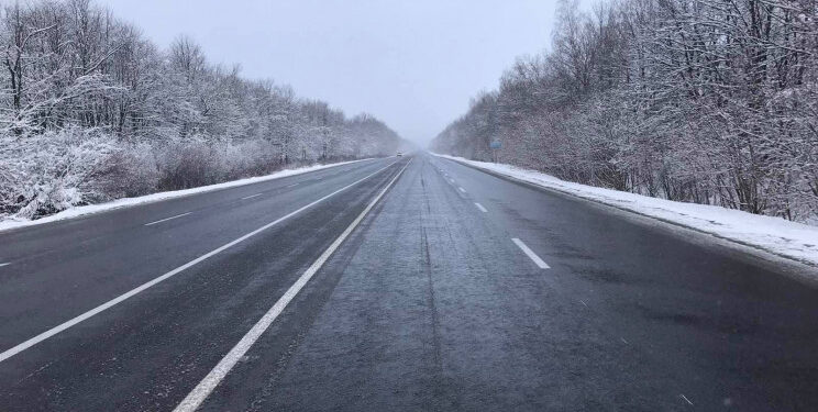 Через сніг можливі ускладнення руху: якою є ситуація на дорогах Івано-Франківщини (ВІДЕО)