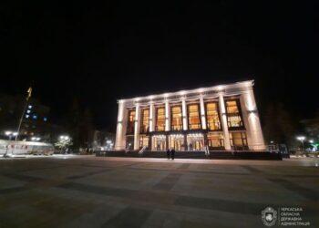 Флешмоб в Черкасах: колектив театру тривалий час намагався уникнути розголосу, але далі терпець урвався — Новости Черкасс