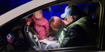 Горів будинок неподалік Коростишева: патрульні розбудили господарів та гасили пожежу | Журнал Житомира