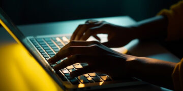 Кіберзлочинці з інших регіонів та країн: хто ошукує прикарпатців в мережі та як із цим бореться поліція