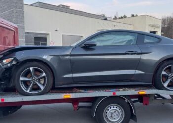 Mustang від Bon Jovi: в Україну намагались ввезти авто під виглядом гуманітарки