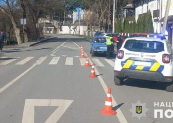 На Львівщині легковик збив жінку з семирічною дитиною