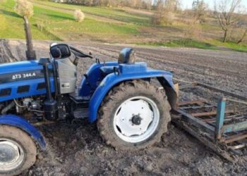 На Львівщині трирічний хлопчик впав з трактора і потрапив під його колесо