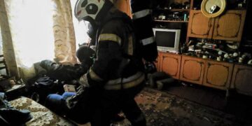 На Шепетівщині під час пожежі вогнеборці врятували трьох людей —Хмельнитчина