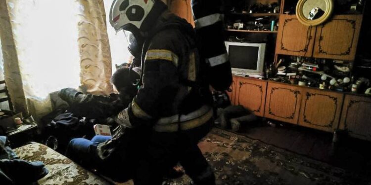 На Шепетівщині під час пожежі вогнеборці врятували трьох людей —Хмельнитчина