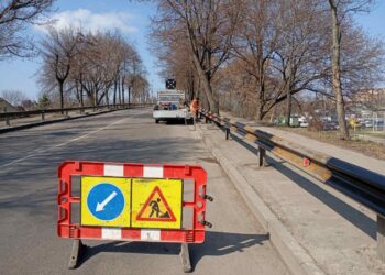 На Степана Бандери комунальники фарбують відбійники (ФОТОФАКТ)