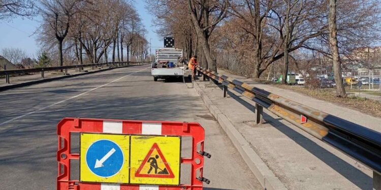 На Степана Бандери комунальники фарбують відбійники (ФОТОФАКТ)