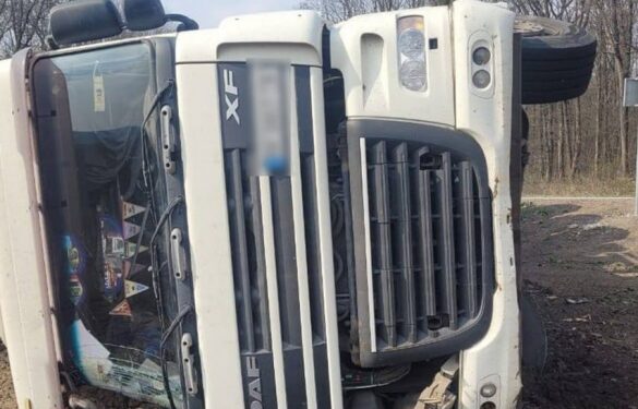 На Уманщині перекинулась вантажівка