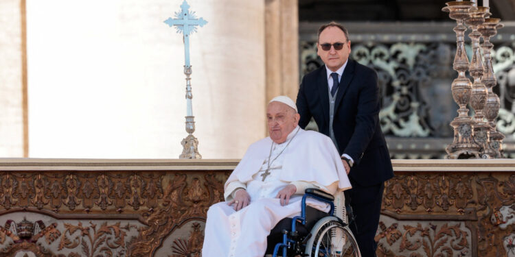 Папа Римський вперше після виписки з лікарні з’явився на публіці