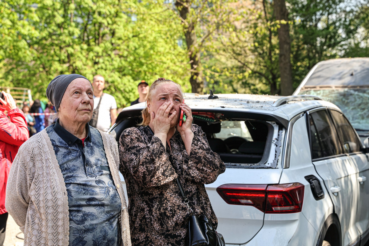 "Він наче кров'ю плаче" - під час бомбардування Запоріжжя пес Космос втратив господарку і частково зір (фото, відео)