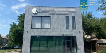 Реконструкція по-київськи: столичні підприємці знесли кафе й незаконно звели двоповерхову будівлю