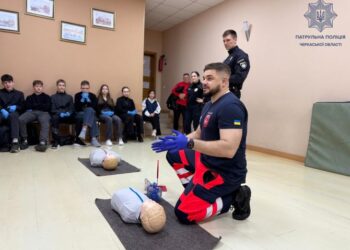 Школярів інспектори роти ТОР під пісню гурту Bee Gees навчали навичкам серцево-легеневої реанімації — Новости Черкасс
