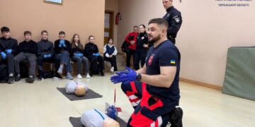 Школярів інспектори роти ТОР під пісню гурту Bee Gees навчали навичкам серцево-легеневої реанімації — Новости Черкасс