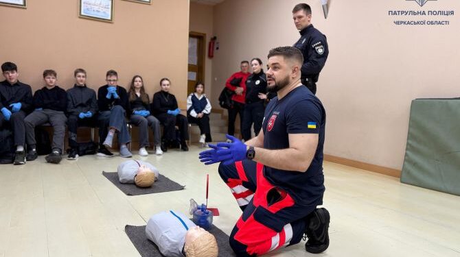 Школярів інспектори роти ТОР під пісню гурту Bee Gees навчали навичкам серцево-легеневої реанімації — Новости Черкасс