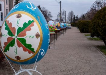 У Дубні до Великодня встановили Алею писанок