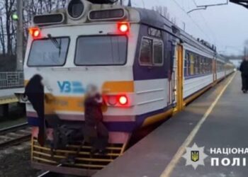 У Києві батьків підлітків, які чіплялися за трамваї та потяги, оштрафували