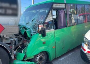 У Києві маршрутка з пасажирами врізалась в автоцистерну: є постраждалі