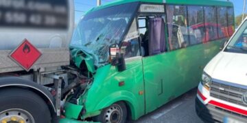 У Києві маршрутка з пасажирами врізалась в автоцистерну: є постраждалі