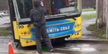 У Києві розшукали молодиків, які заради хайпу розмалювали тролейбус