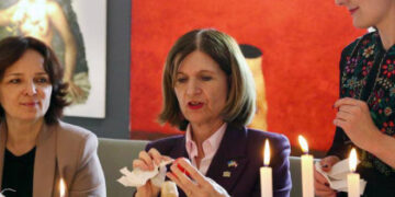 У Львові голова парламенту Австрії вперше розфарбувала писанку