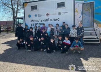 У Миколаєві поліцейські та рятувальники навчали учнів гімназії піклуватись про власне життя » Миколаївський Оглядач