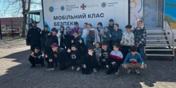 У Миколаєві поліцейські та рятувальники навчали учнів гімназії піклуватись про власне життя » Миколаївський Оглядач