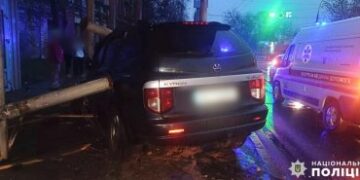 У Миколаєві водій позашляховика після зіткнення з іншим авто в’їхав у зупинку, де травмував жінку – слідчі поліції встановлюють обставини ДТП » Миколаївський Оглядач