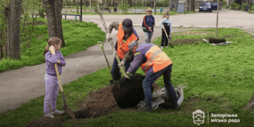 У Придніпровському парку в Запоріжжі висадили 200 нових кущів та дерев – до акції долучилися й діти | Новости Запорожья