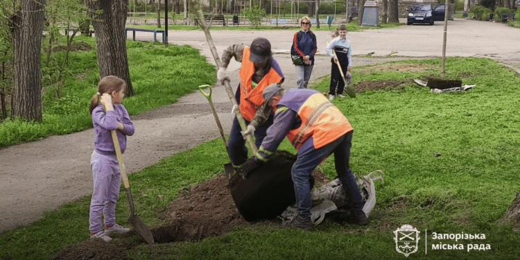 У Придніпровському парку в Запоріжжі висадили 200 нових кущів та дерев – до акції долучилися й діти | Новости Запорожья