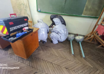 У рівненському «воднику» розлилося більше 2 кг ртуті: на місці працювали рятувальники (ФОТО)