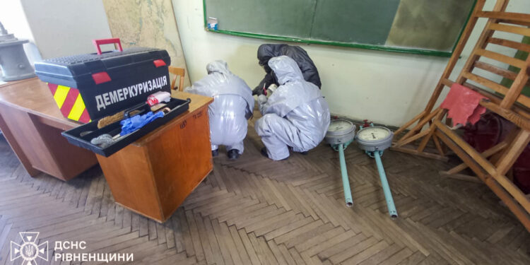 У рівненському «воднику» розлилося більше 2 кг ртуті: на місці працювали рятувальники (ФОТО)