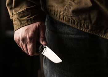 У Запоріжжі чоловік, захищаючи дівчину від нападників, отримав поранення ножем – 49-річного зловмисника затримали | Новости Запорожья