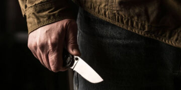 У Запоріжжі чоловік, захищаючи дівчину від нападників, отримав поранення ножем – 49-річного зловмисника затримали | Новости Запорожья