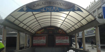 У Запоріжжі інспекція з благоустрою прибирала російськомовну рекламу – вивискі порушували закон та встановлені незаконно | Новости Запорожья