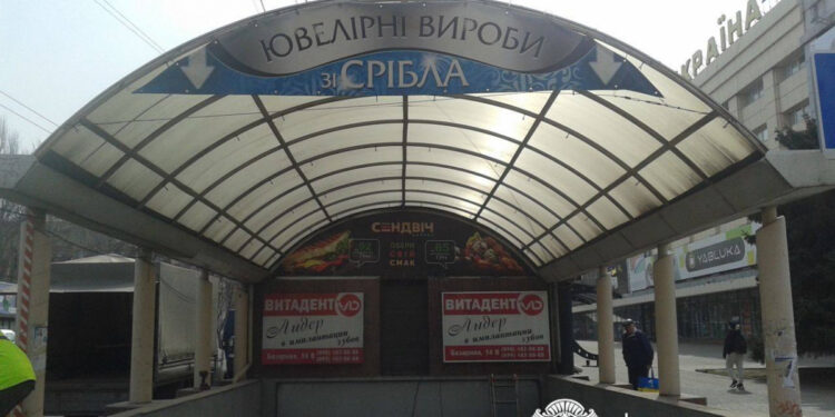 У Запоріжжі інспекція з благоустрою прибирала російськомовну рекламу – вивискі порушували закон та встановлені незаконно | Новости Запорожья