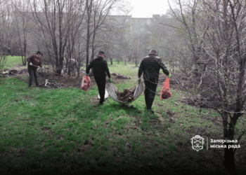 У Запоріжжі прибрали територію стадіону біля Алеї троянд, фото – за кілька років містяни перетворили локацію на сміттєзвалище | Новости Запорожья