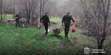 У Запоріжжі прибрали територію стадіону біля Алеї троянд, фото – за кілька років містяни перетворили локацію на сміттєзвалище | Новости Запорожья